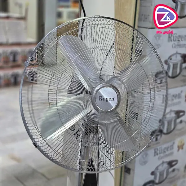 یکی از ویژگی‌های منحصربه‌فرد این پنکه، صفحه نمایش دیجیتال لمسی آن است که به راحتی امکان کنترل عملکرد دستگاه را فراهم می‌کند