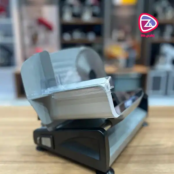 تیغه استیل ضد زنگ با قطر ۱۹۰ میلی‌متر، یکی از برجسته‌ترین ویژگی‌های کالباس بر هنریچ مدل HMA8704 است.